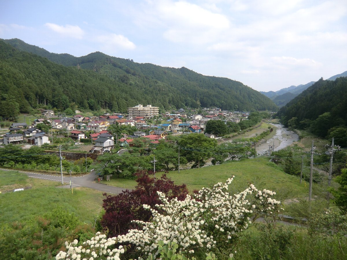 クリックで拡大表示<さわらびの湯(見晴台)からの下名栗>