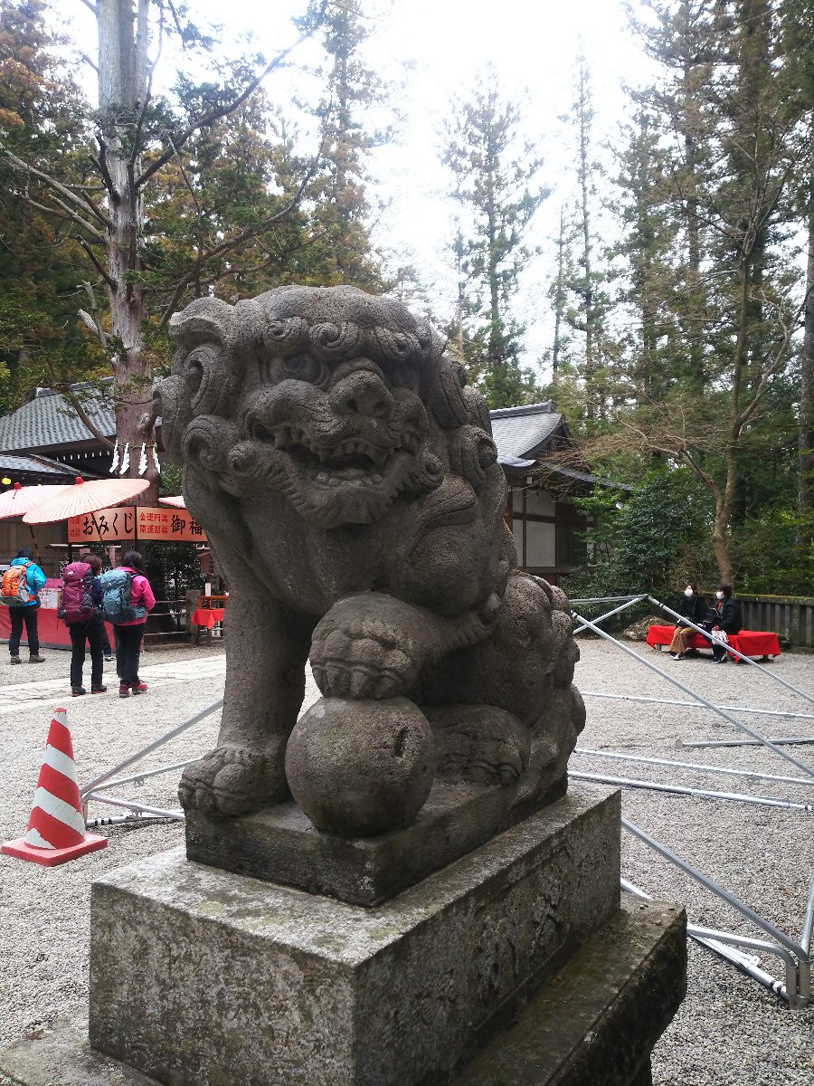 クリックで拡大表示<寳登山神社/阿形狛犬>