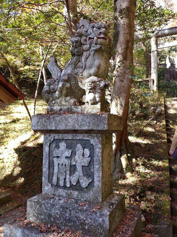 クリックで拡大表示<秩父御嶽神社/吽形狛犬>