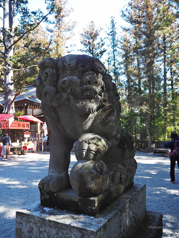 クリックで拡大表示<宝登山神社/阿形狛犬>