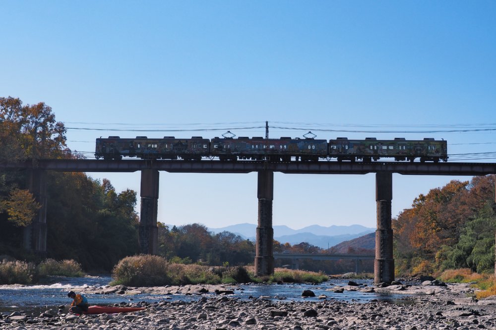 クリックで拡大表示<秩父鉄道荒川橋梁と電車>