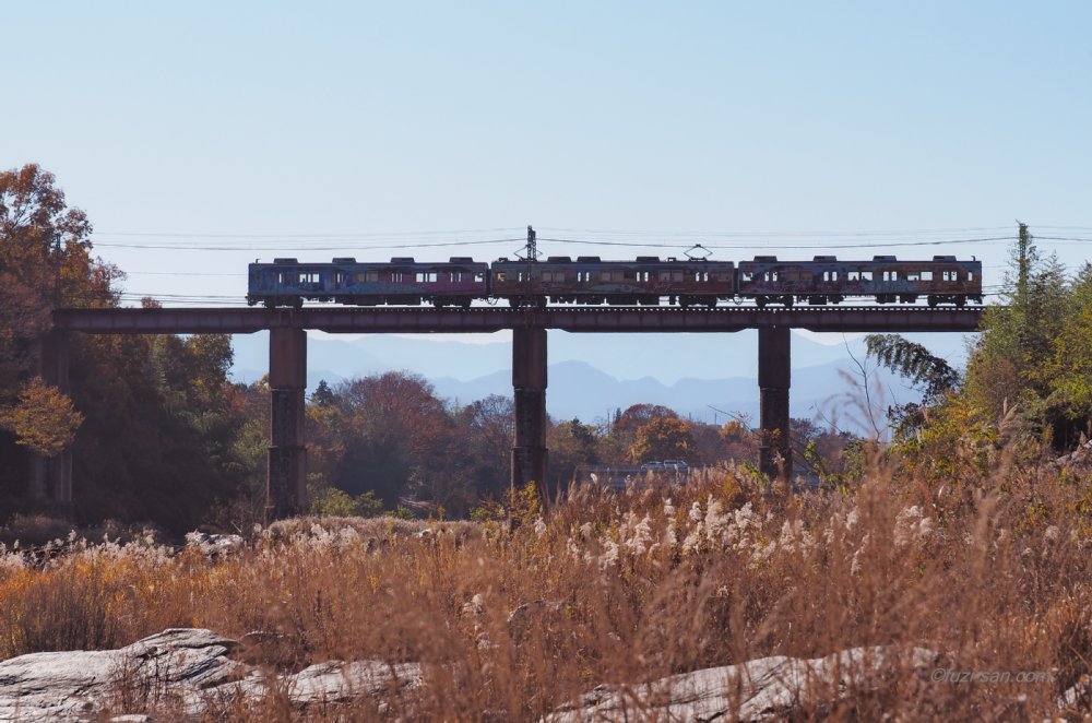 クリックで拡大表示<秩父鉄道荒川橋梁と電車>