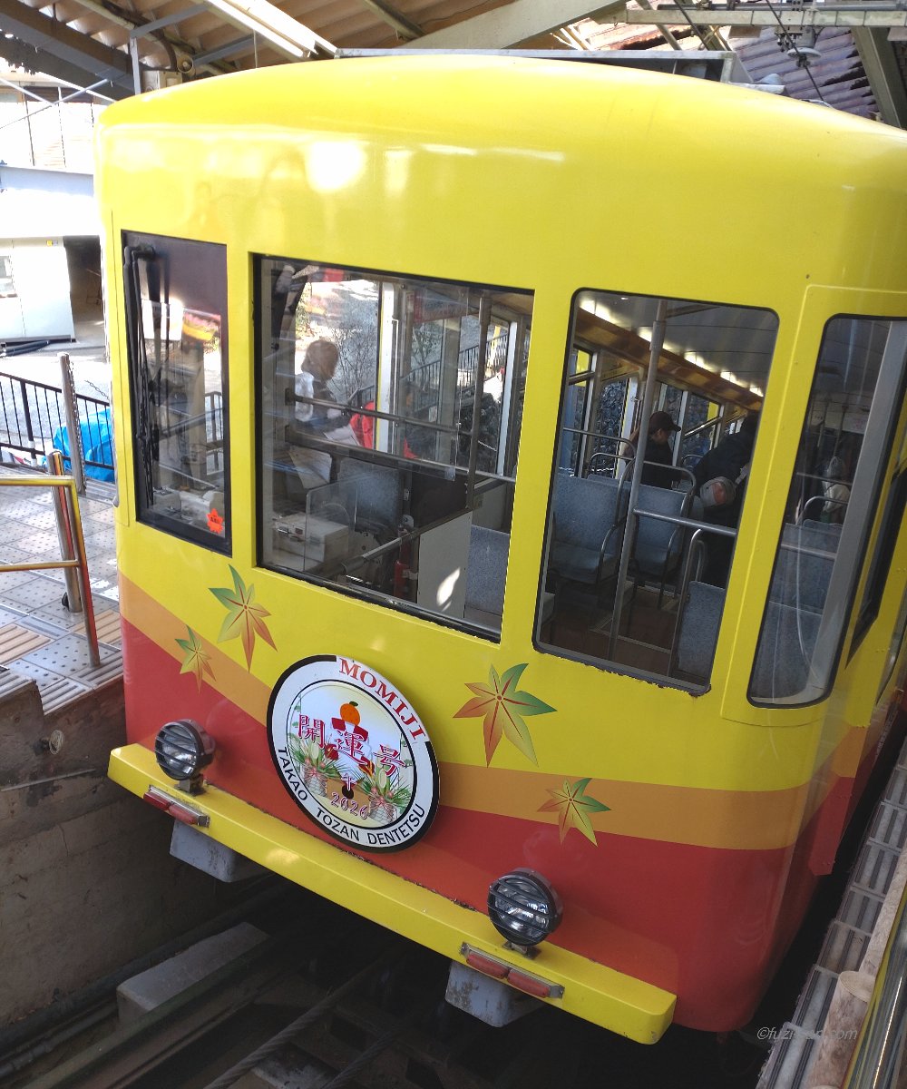 クリックで拡大表示<高尾山ケーブルカー/もみじ号(ヘッドマーク:開運号)>